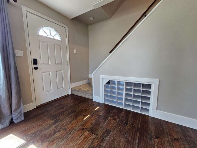 Building Photo - 3-Bedroom Shelby Twp Home on Spacious Lot with Large 2 Car Garage. Laminate Flooring on Main Floo...