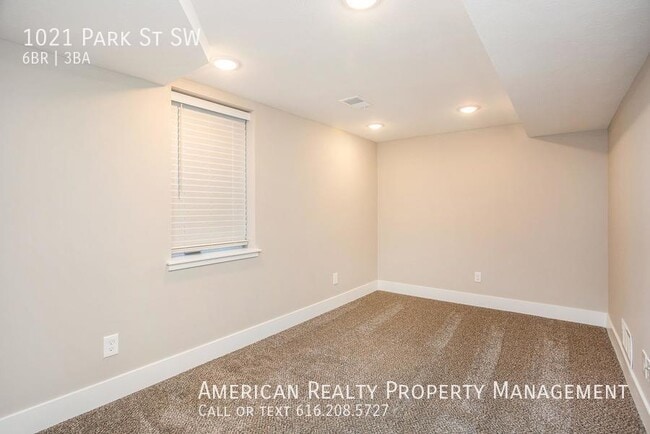 Building Photo - 1021 Park St SW