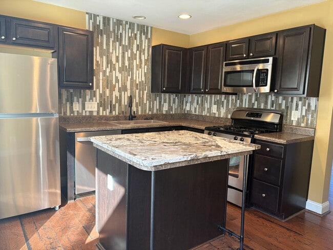 Building Photo - 2 Bedroom, 2.5 Bathroom Townhouse in Green...