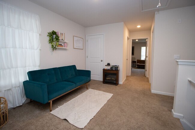 Building Photo - Stylish & Spacious Pet-Friendly Home in Bo...