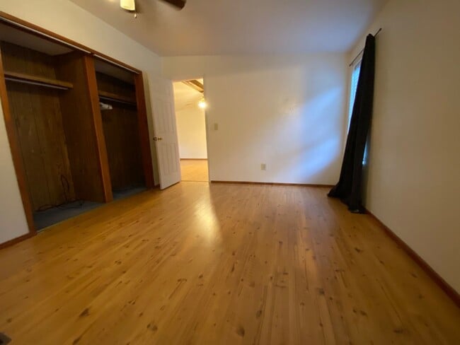 Building Photo - 3 Bedroom, 2 Bath home just outside of Liv...