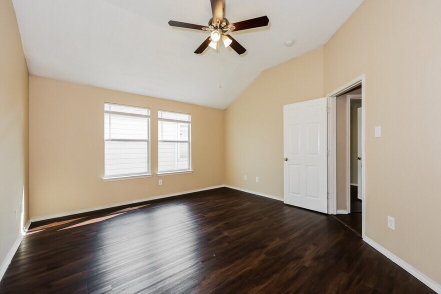 Building Photo - 2021 Wildwood Dr