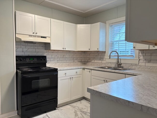 Building Photo - MOVE IN SPECIAL: 3 Bedroom, 2 Bathroom House in Eden!