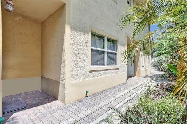 Building Photo - 420 SE 18th Ct