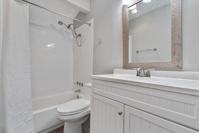 Building Photo - Perfectly Located Townhome in South Austin