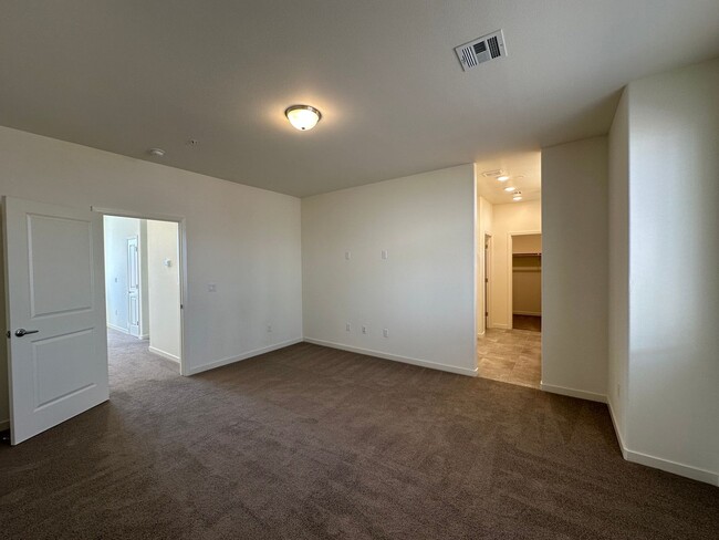 Building Photo - Beautiful Sun Valley Townhome!