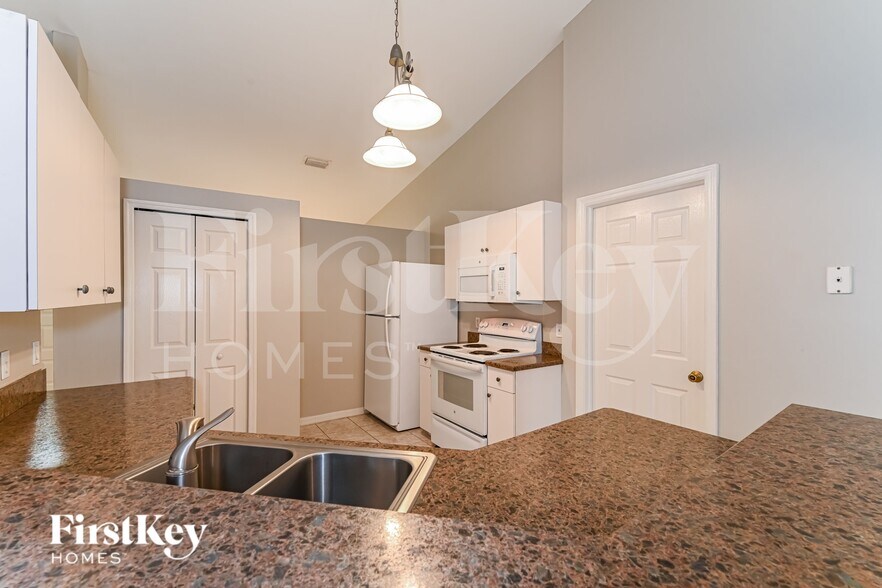 Building Photo - 2919 NW 4th Pl
