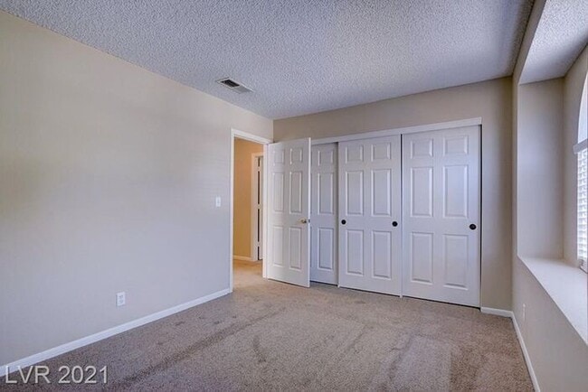 Building Photo - Ready for a BIG house - for little rent in the Heart of GREEN VALLEY.