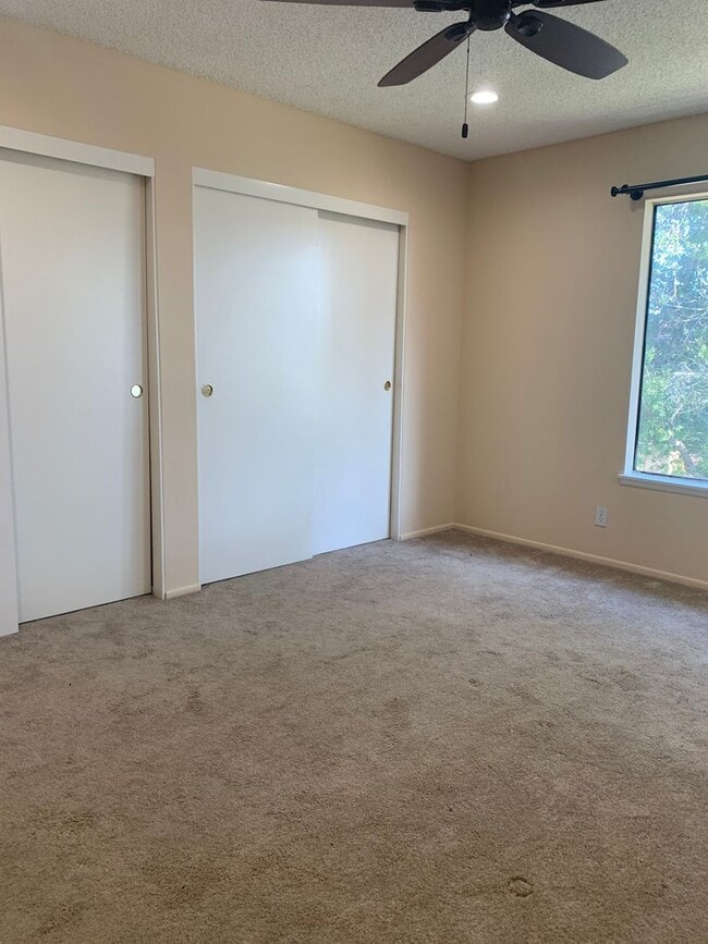 Building Photo - Spacious Lake Forest condo available 09/05...