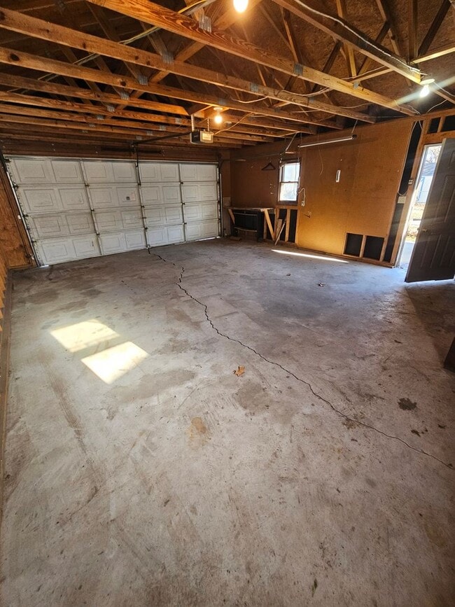 Building Photo - Spacious 2 Bedroom 1 Bath with 2 car Garage