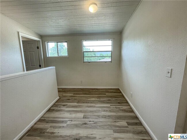 Building Photo - 668 Creekside Dr