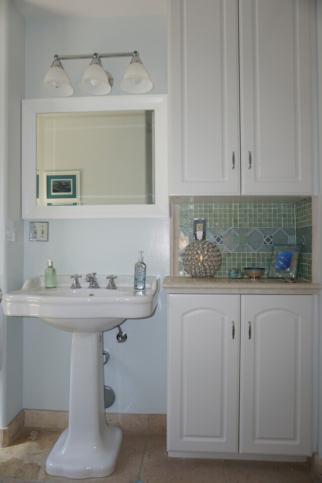 Building Photo - 1318 San Rafael Ave