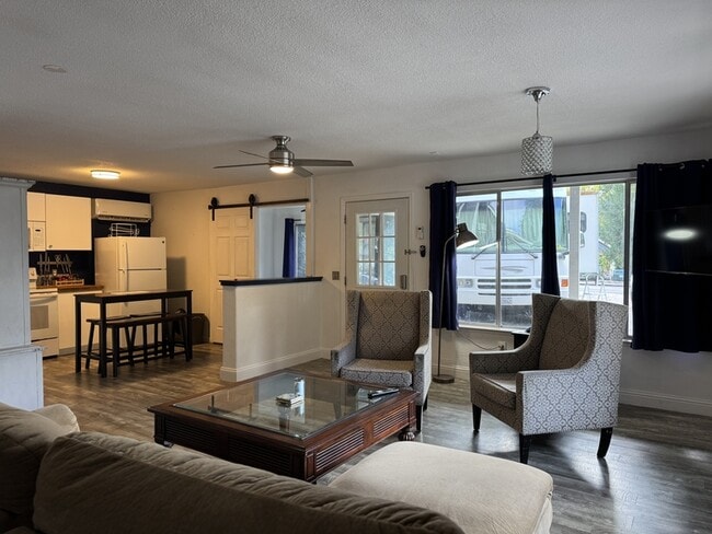 Building Photo - 526 Mill St