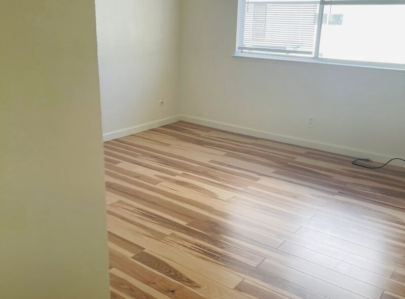 Building Photo - 4432 La Cresta Way