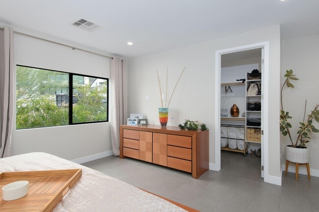 Building Photo - 2423 E Lincoln Cir