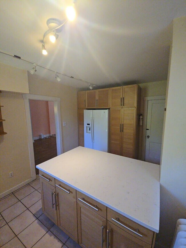 Building Photo - Spacious 3-Bedroom Home w/ Parking & Centr...