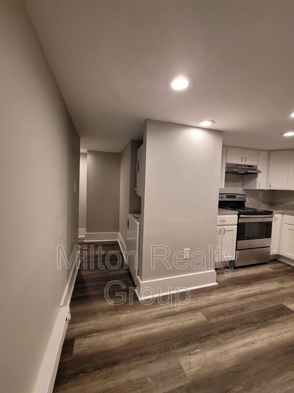 Building Photo - 210 S Elm Ave