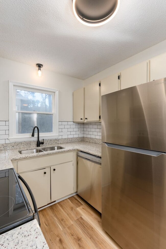 Building Photo - Newly renovated unit close to I-77 and I-20