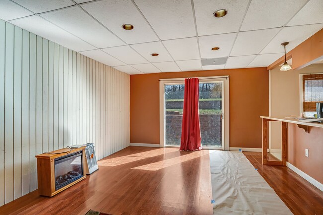 Building Photo - Mid-Century Lodge Home in Frederick with 6...