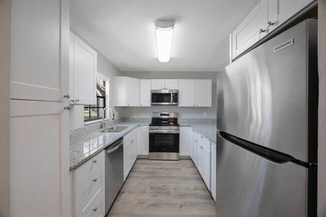 Building Photo - Newly Renovated 2 bedroom 2 bath within wa...