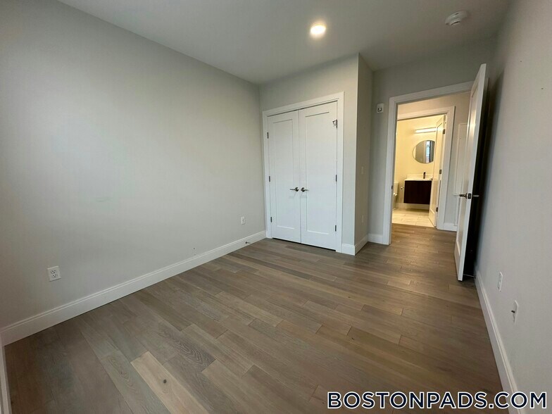 Building Photo - 152 Liverpool St