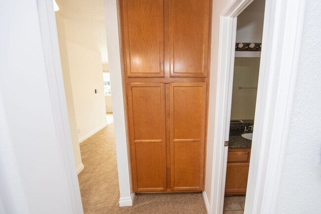 Building Photo - $500 off first month rent! 2BR/1.5BA Condo! 2 parking spaces