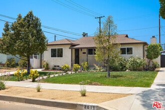Building Photo - 2011 Evergreen St