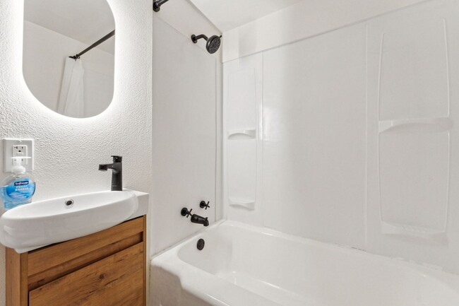 Building Photo - 1Bed/1Bath Apartment with HUGE Private Yard!