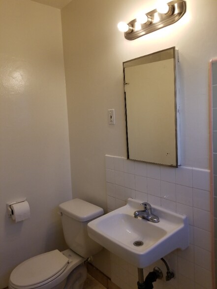 Building Photo - 2370 Walgrove Ave