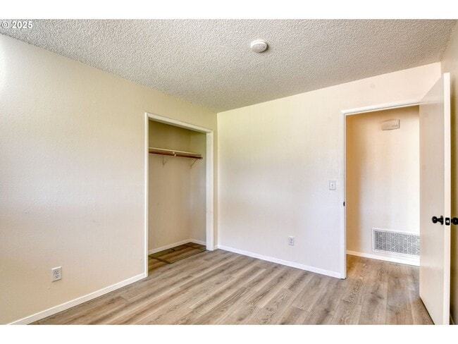 Building Photo - Charming 3 Bedroom Home