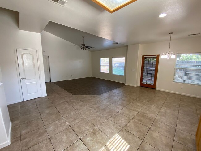 Building Photo - Tulare home for rent