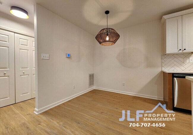 Building Photo - Freshly Updated 2/2 Duplex with Modern Fix...