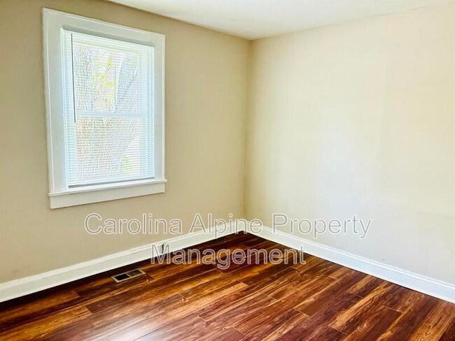 Building Photo - 606 S Ellis St