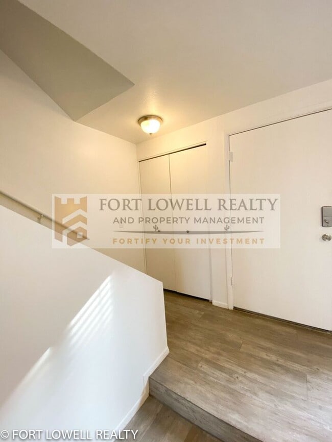 Building Photo - 2 Bed 2.5 Bath Townhome
