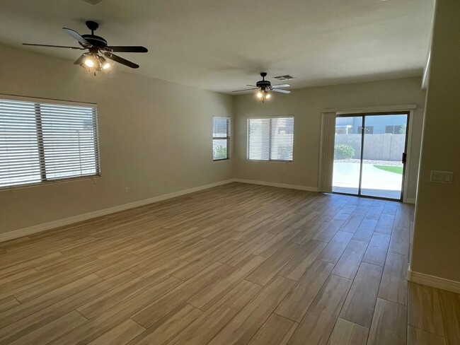 Building Photo - 2117 E Riviera Dr
