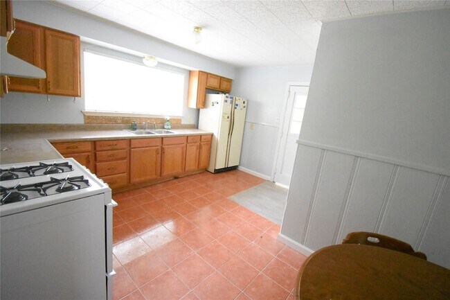 Building Photo - 1706 Oaks Dr