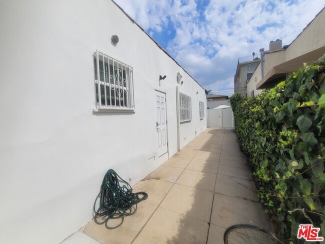 Building Photo - 816 N McCadden Pl