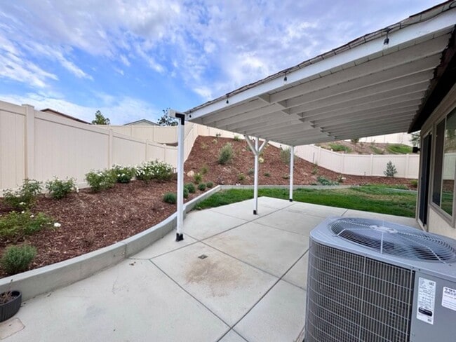 Building Photo - Spacious 4 Bedroom Home for Lease in Winch...