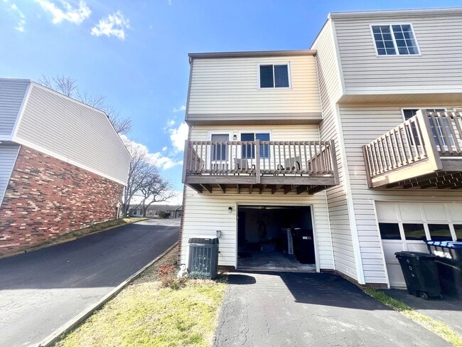 Building Photo - Adorable Townhouse - 2 Bedroom 1.5 Bathroom - Bonnie Brae Drive