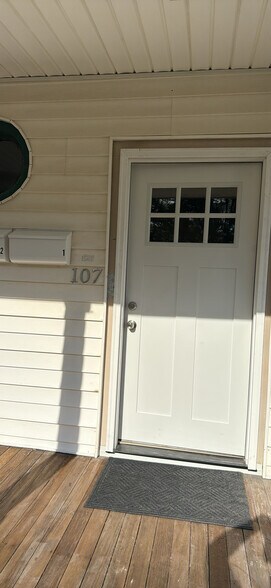 Primary Photo - 107 Essex St