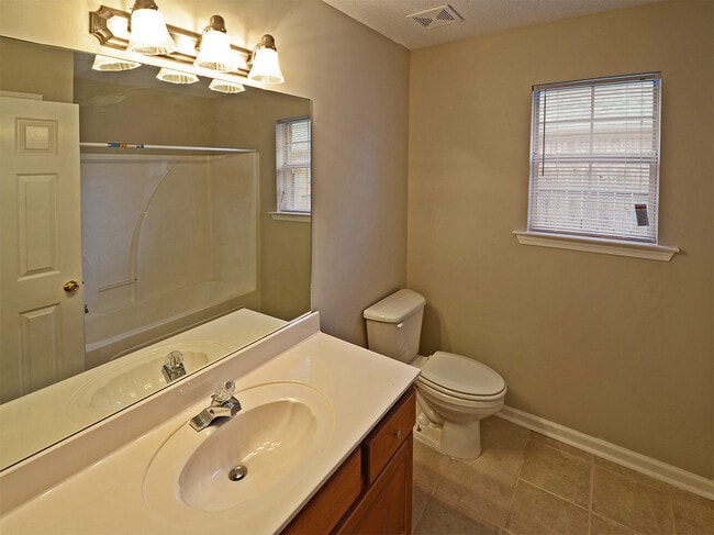 Building Photo - 3 bed, 2 bath near Macon and Houston Levee