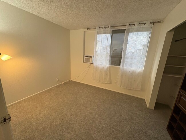 Building Photo - Pet friendly! 2 bedrooms, 1.5 bath, 1 park...