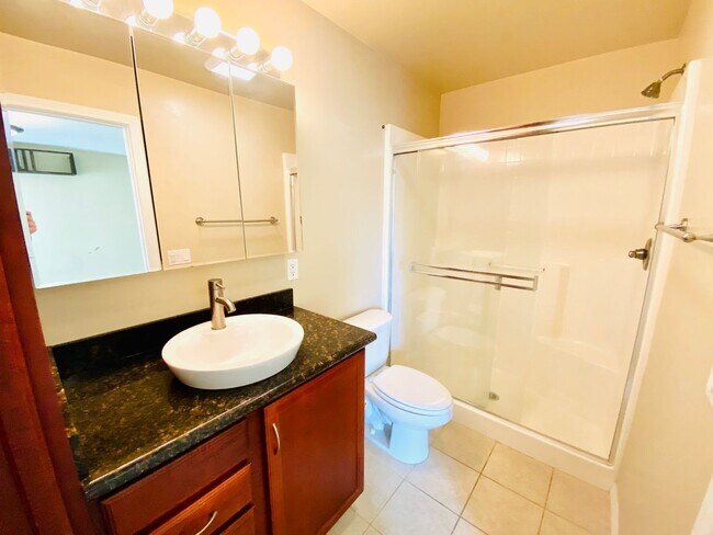 Building Photo - AVAILABLE JUNE 1st! CENTRALLY LOCATED 3BD/...