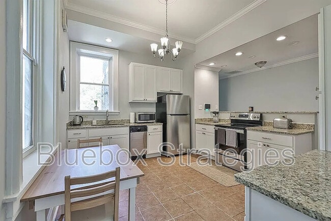 Building Photo - 2280 Loth St