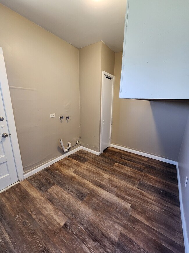 Building Photo - 3 bed 2 bath home with 1 car garage