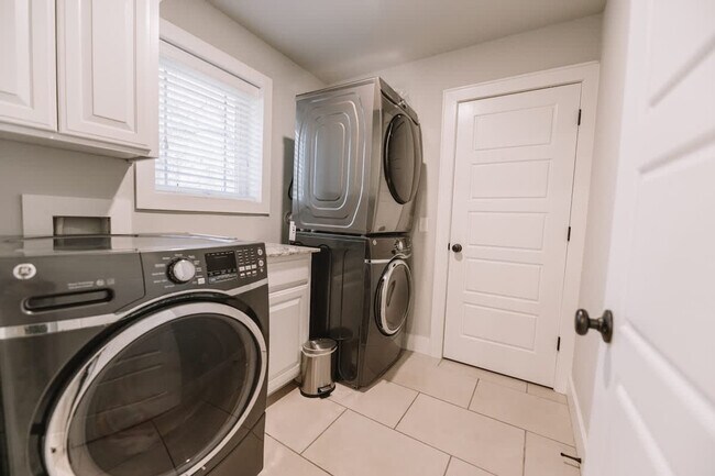 Building Photo - 1906 Almand Dr