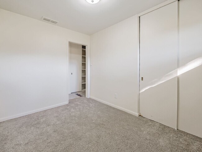 Building Photo - Freshly Updated 3-Bedroom Home in Farmington Hills!