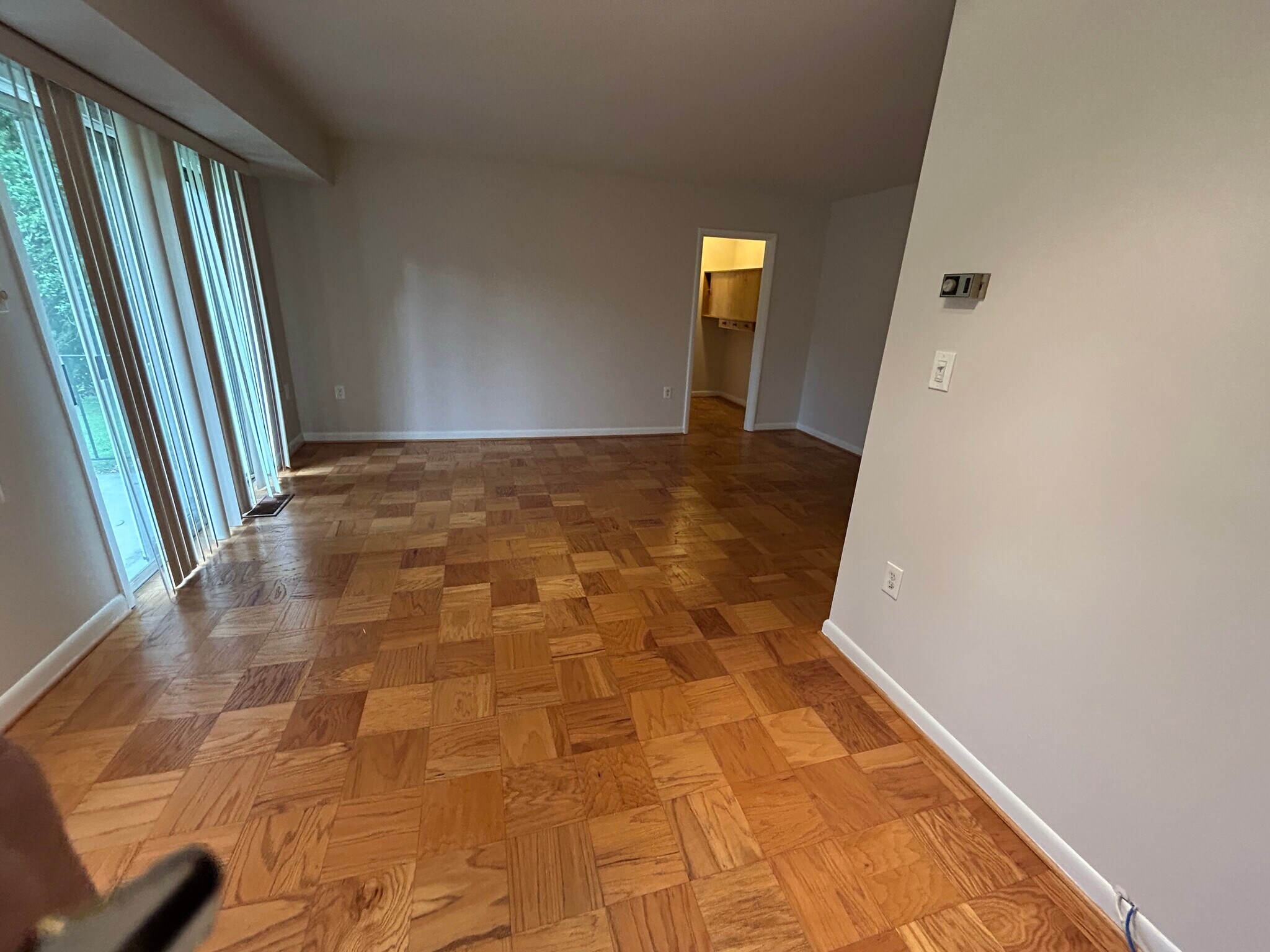 Building Photo - 10613 weymouth st 101