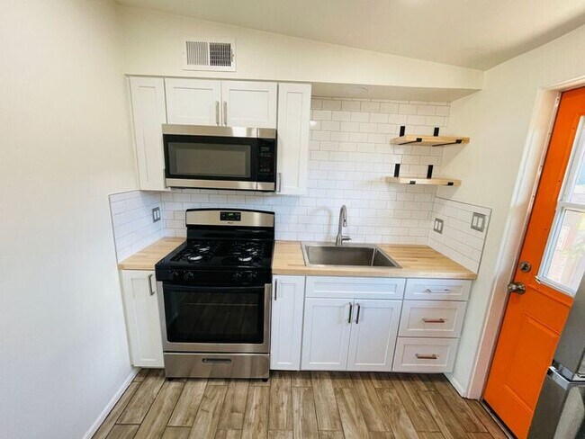 Building Photo - Fully Remodeled 2 Bed / 1 Bath Unit in Cen...
