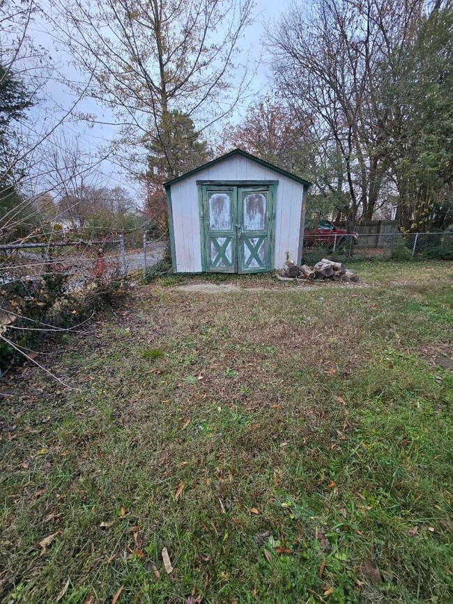 Building Photo - Cozy 2-Bedroom Home with Den!